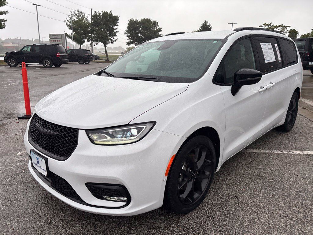 Used 2024 Chrysler Pacifica Touring-L w/ S Appearance Package FWD image 4