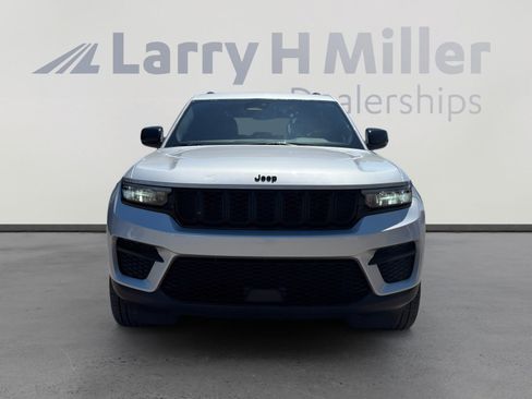 Used 2024 Jeep Grand Cherokee Altitude AWD/4WD image 8
