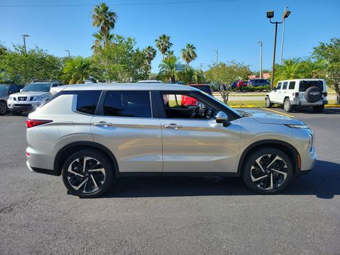 Used 2024 Mitsubishi Outlander SE Black Edition FWD image 5