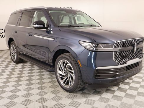 New 2026 Lincoln Navigator Premiere AWD/4WD image 1