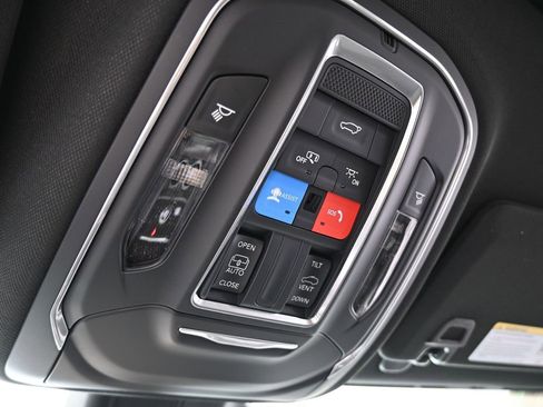 Used 2025 Jeep Grand Cherokee Altitude image 20