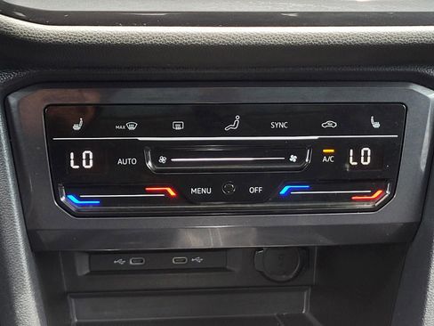 Used 2022 Volkswagen Tiguan SE w/ Panoramic Sunroof Package FWD image 28