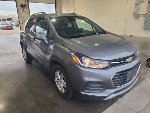 Used 2019 Chevrolet Trax LT w/ LT Convenience Package FWD image 2