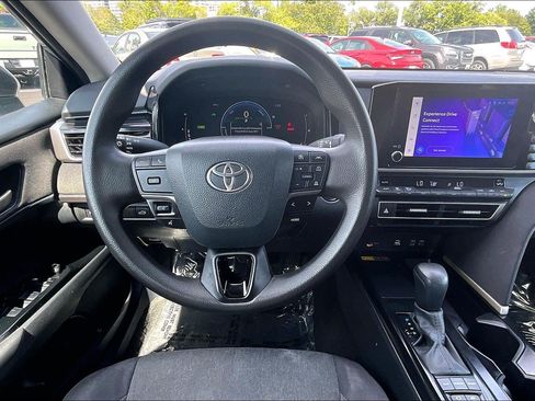 Used 2025 Toyota Camry LE FWD image 5