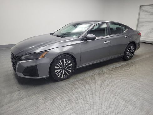 Used 2023 Nissan Altima 2.5 SV image 2