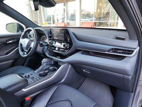 Used 2025 Toyota Highlander XSE image 30