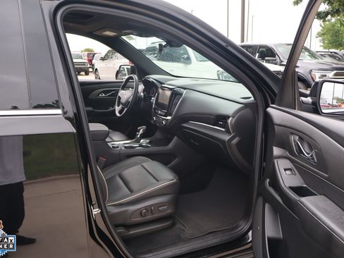 Used 2023 Chevrolet Traverse Premier FWD image 32