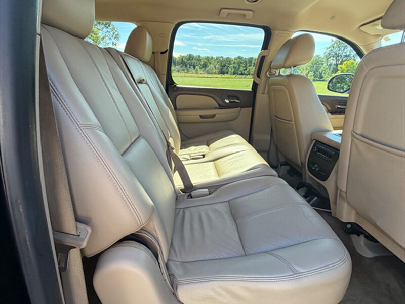 Used 2011 GMC Yukon XL SLT w/ SLT-2 Equipment Package AWD/4WD image 23