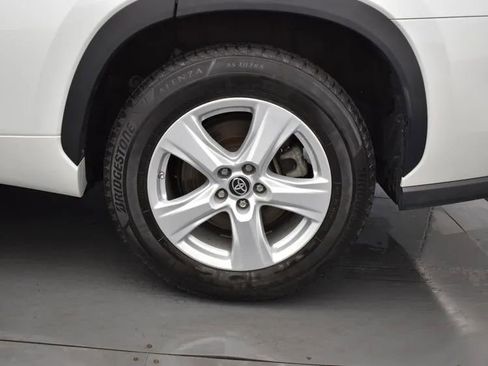 Used 2023 Toyota Highlander LE FWD image 35
