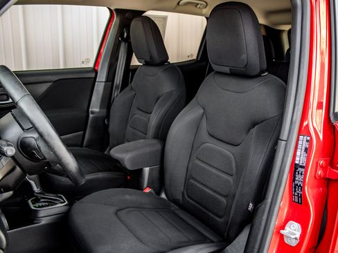 Used 2020 Jeep Renegade Latitude w/ Cold Weather Group AWD/4WD image 21