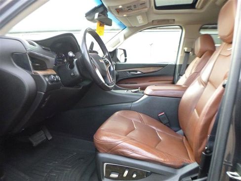 Used 2017 Cadillac Escalade Premium Luxury image 5
