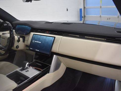 Used 2025 Land Rover Range Rover SE AWD/4WD image 17