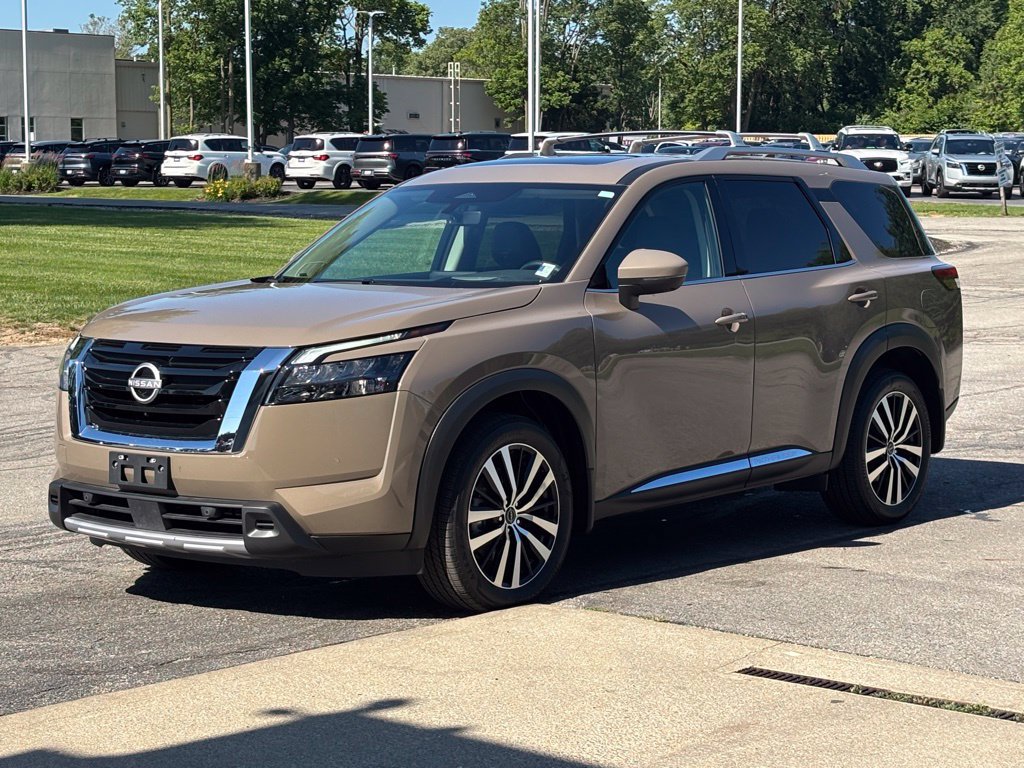 Used 2025 Nissan Pathfinder Platinum AWD/4WD image 9