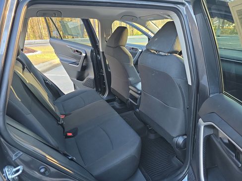 Used 2021 Toyota RAV4 LE image 11