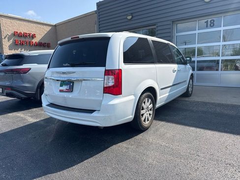 Used 2016 Chrysler Town & Country Touring FWD image 6