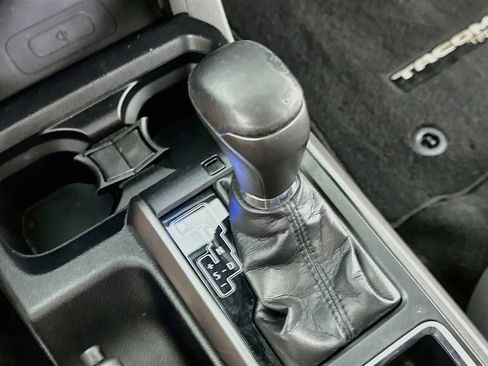 Used 2019 Toyota Tacoma TRD Sport AWD/4WD image 31