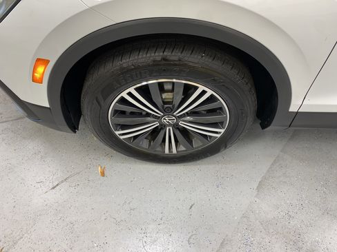 Used 2024 Volkswagen Tiguan SE image 11