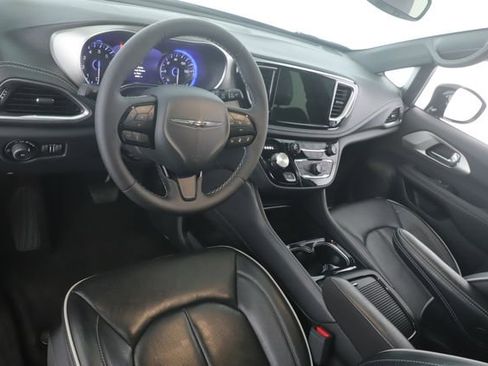 Used 2024 Chrysler Pacifica Limited w/ S Appearance Package image 17