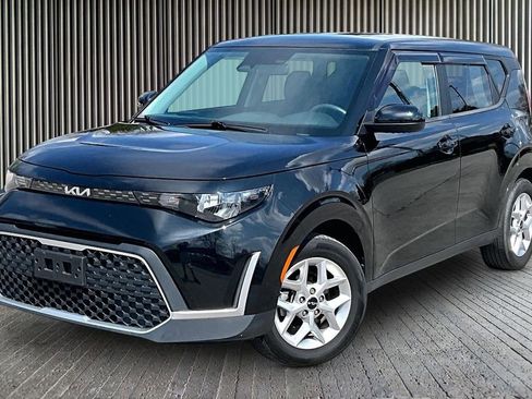 Used 2023 Kia Soul LX w/ LX Technology Package FWD image 12