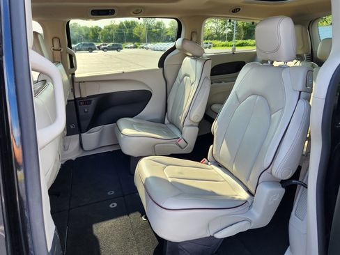 Used 2020 Chrysler Pacifica Limited FWD image 12