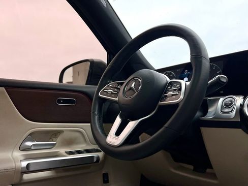 Used 2022 Mercedes-Benz GLB 250 4MATIC image 8