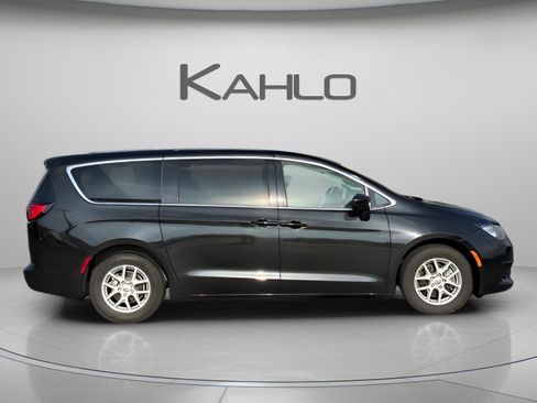 Used 2022 Chrysler Voyager LX FWD image 5