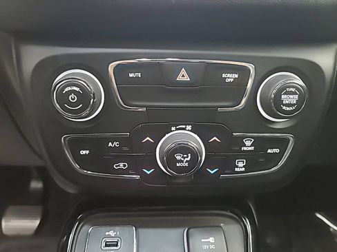 Used 2020 Jeep Compass Limited FWD image 36