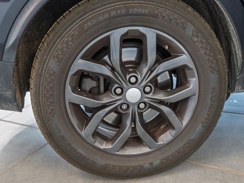 Used 2018 Land Rover Discovery SE image 16