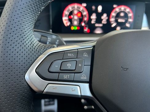 New 2026 Volkswagen Tiguan SE R-Line FWD image 17