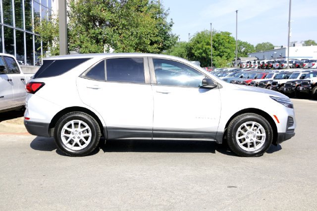 Used 2022 Chevrolet Equinox LS w/ LS Convenience Package AWD/4WD image 4