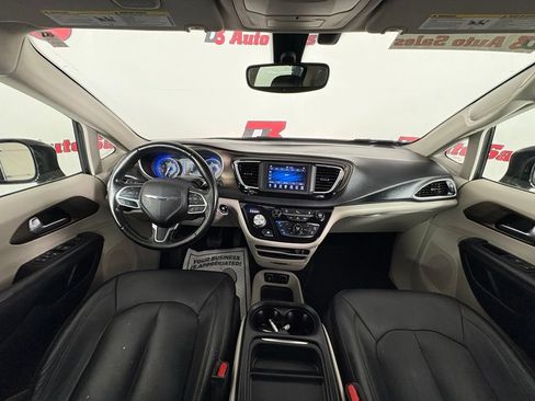 Used 2019 Chrysler Pacifica Touring-L FWD image 39