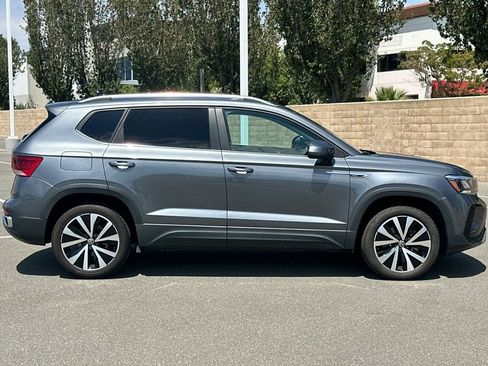 Used 2022 Volkswagen Taos SE FWD image 3