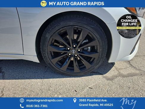 Used 2023 Nissan Maxima SR w/ Sport Mat Group image 31