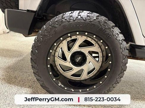 Used 2018 Jeep Wrangler Unlimited Sahara w/ Connectivity Group AWD/4WD image 30