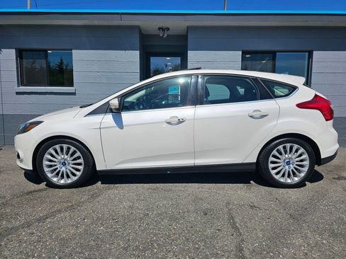Used 2012 Ford Focus Titanium w/ Luxury Pkg FWD image 2