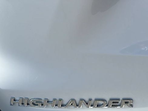 Used 2019 Toyota Highlander XLE AWD/4WD image 19