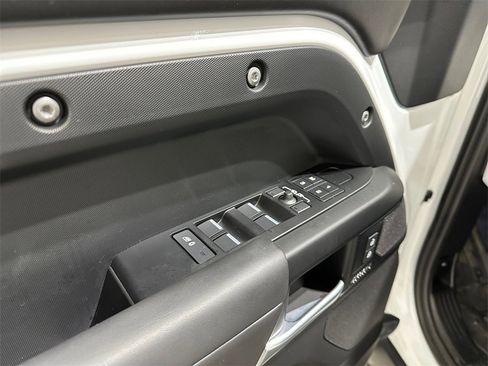 Used 2025 Land Rover Defender 110 X-Dynamic SE image 22