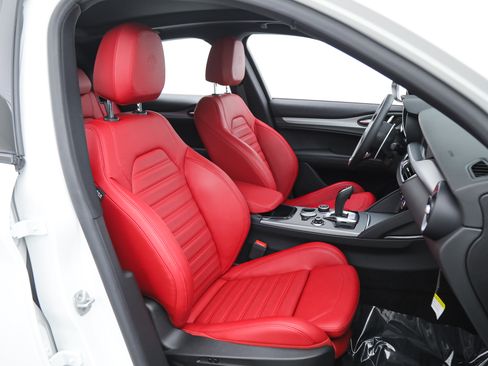 New 2025 Alfa Romeo Stelvio Sprint w/ Veloce Package AWD/4WD image 11