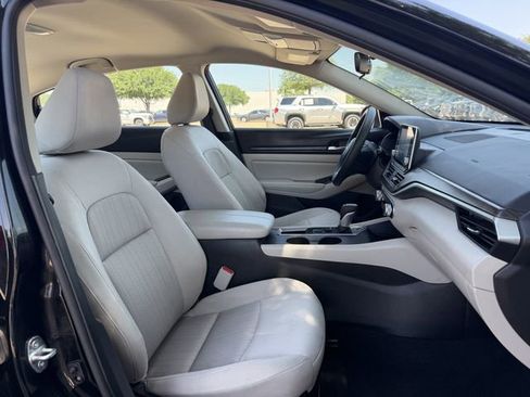 Used 2025 Nissan Altima 2.5 SV FWD image 27