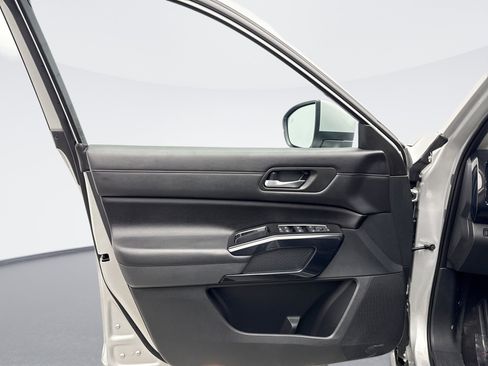 Used 2022 Nissan Pathfinder SV w/ SV Premium Package image 9