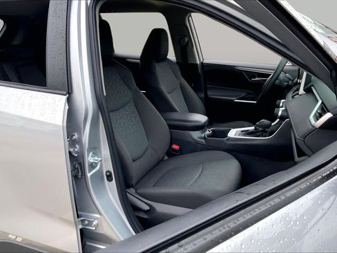 Used 2024 Toyota RAV4 XLE AWD/4WD image 9