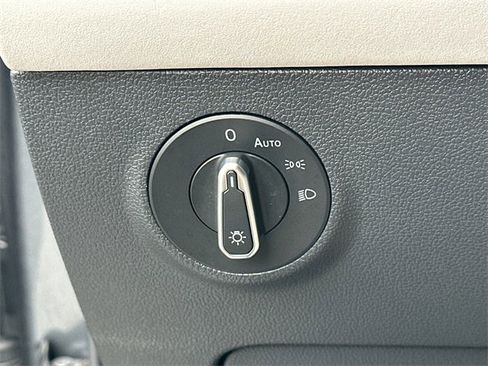 Used 2025 Volkswagen Taos SE image 34