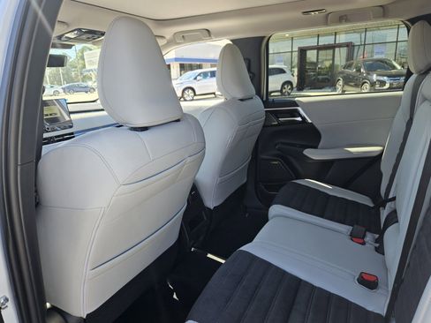 New 2025 Mitsubishi Outlander AWD image 9