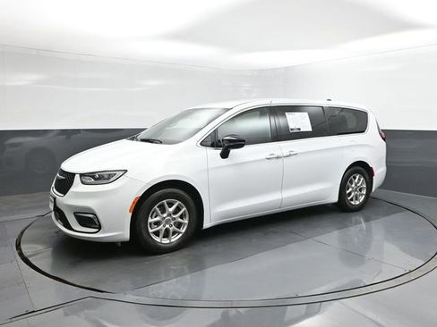 Used 2025 Chrysler Pacifica Select FWD image 1