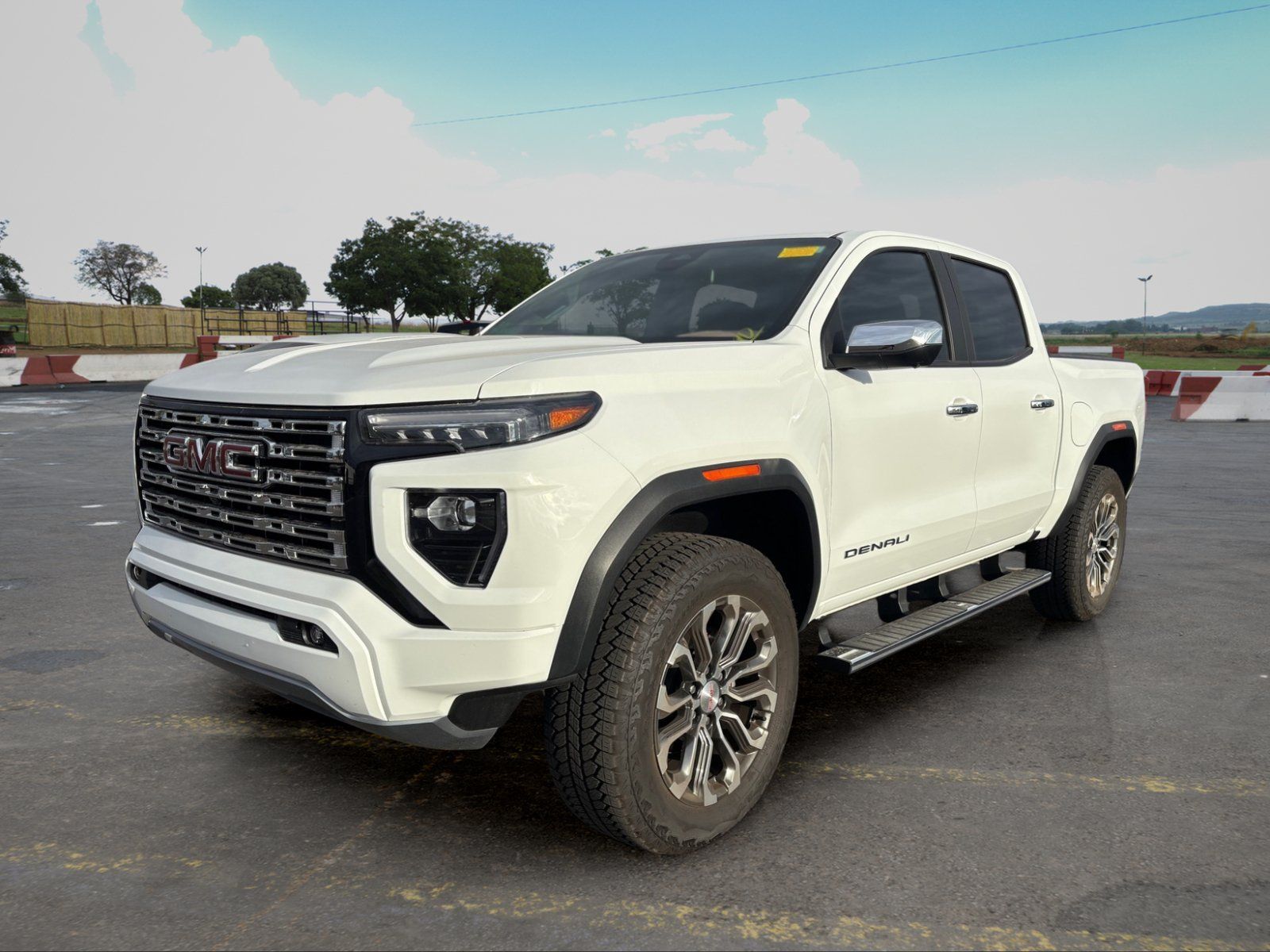 Used 2025 GMC Canyon Denali AWD/4WD image 5