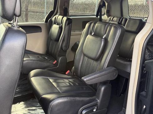 Used 2014 Chrysler Town & Country Touring FWD image 13