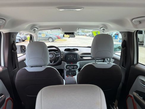 Used 2017 Jeep Renegade Latitude FWD image 32