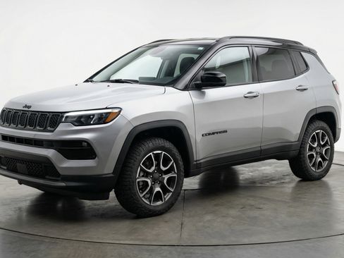 Used 2025 Jeep Compass Trailhawk image 3
