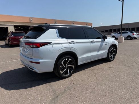 Used 2023 Mitsubishi Outlander 4WD Plug-In Hybrid image 5