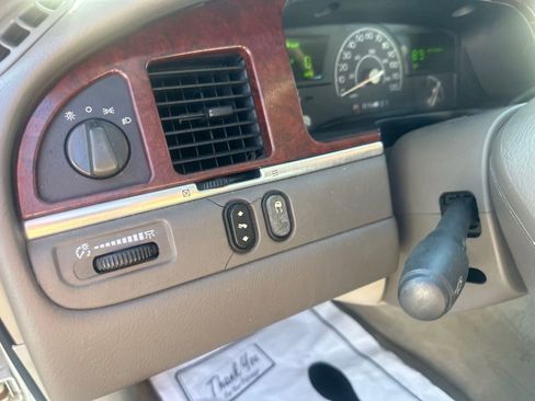 Used 2004 Lincoln Town Car Signature image 16